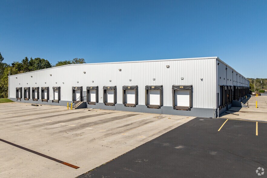 More Photos Of 640 N Northpark Dr, Clinton Warehouse For Lease