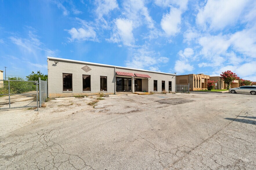 More Photos Of 10854 Vandale St, San Antonio Flex For Sale