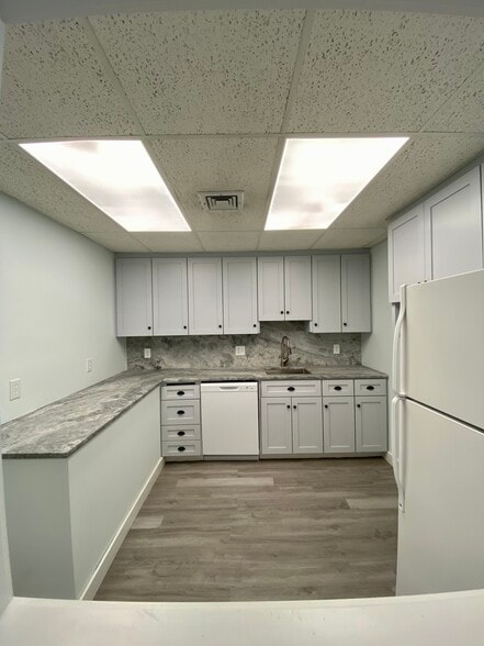 More Photos Of 2 Center St, Tariffville Freestanding For Sale