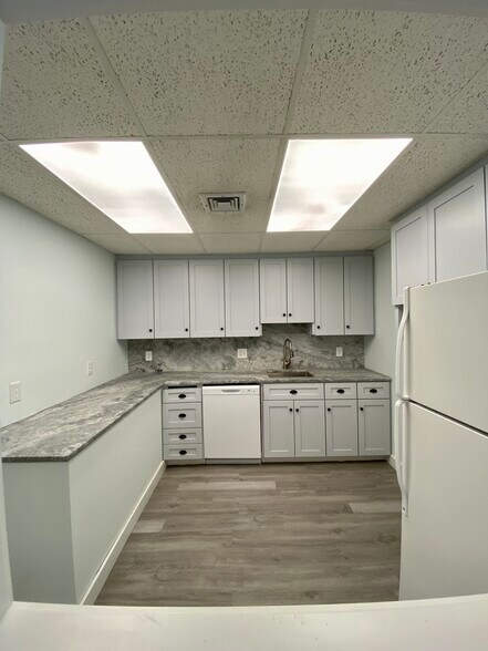 More Photos Of 2 Center St, Tariffville Freestanding For Sale