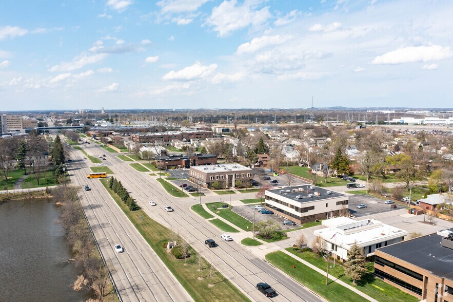 More Photos Of 43996 Woodward Ave, Bloomfield Hills Medical For Lease