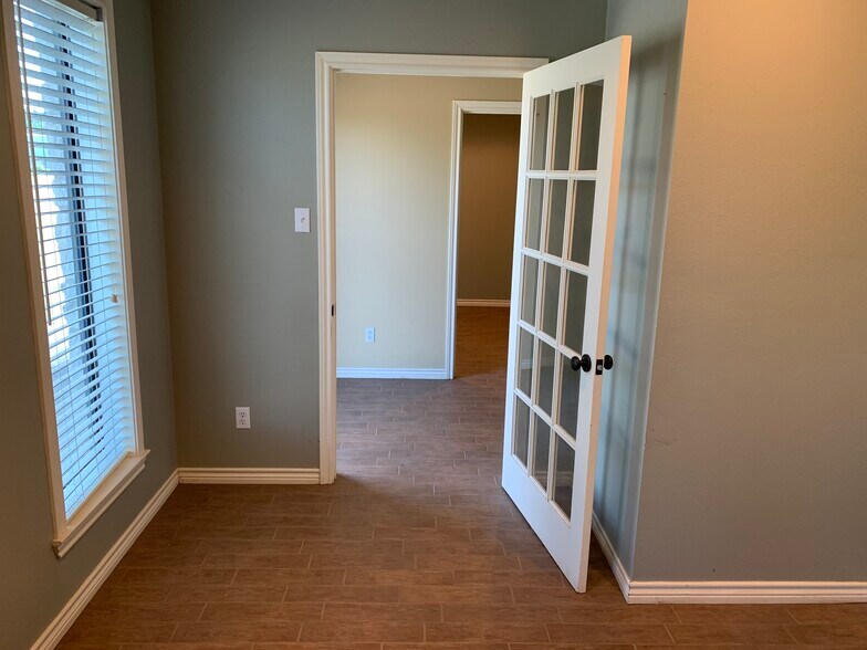 More Photos Of 5424 W Oak St, Palestine Showroom For Lease