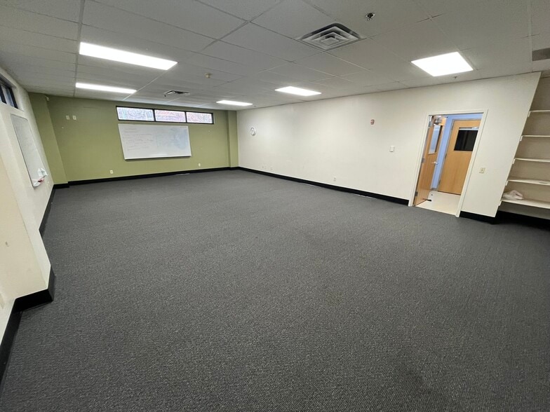 More Photos Of 615 S 5th St, Rockford Specialty For Lease