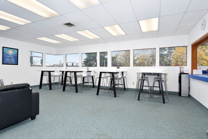 More Photos Of 10610 SE Washington St, Portland Office Residential For Lease