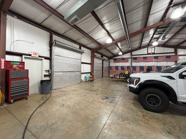 More Photos Of 5541 Thompson Bridge Rd, Murrayville Warehouse For Sale