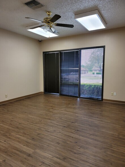 More Photos Of 215 Dalton Dr, DeSoto Office Residential For Lease