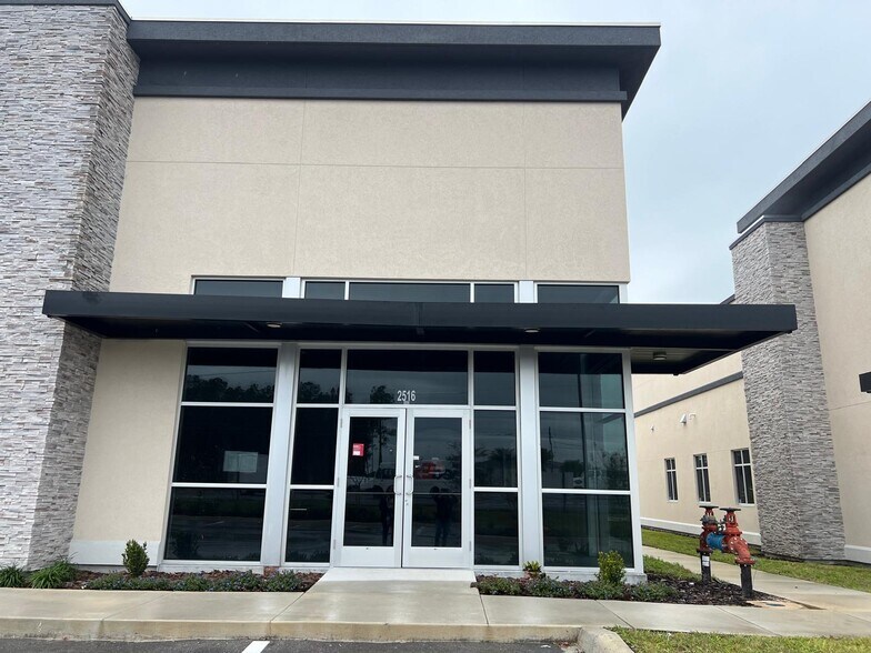 More Photos Of 2508 – 2516 Jacks Rd, Davenport Storefront Retail Office For Lease