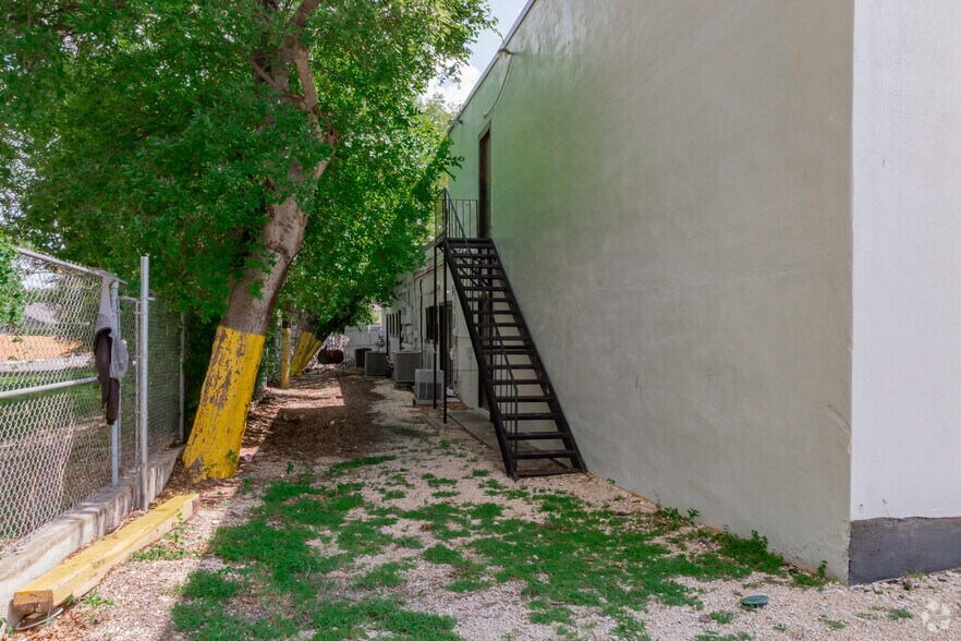 More Photos Of 910 Manor Dr, San Antonio Storefront For Lease