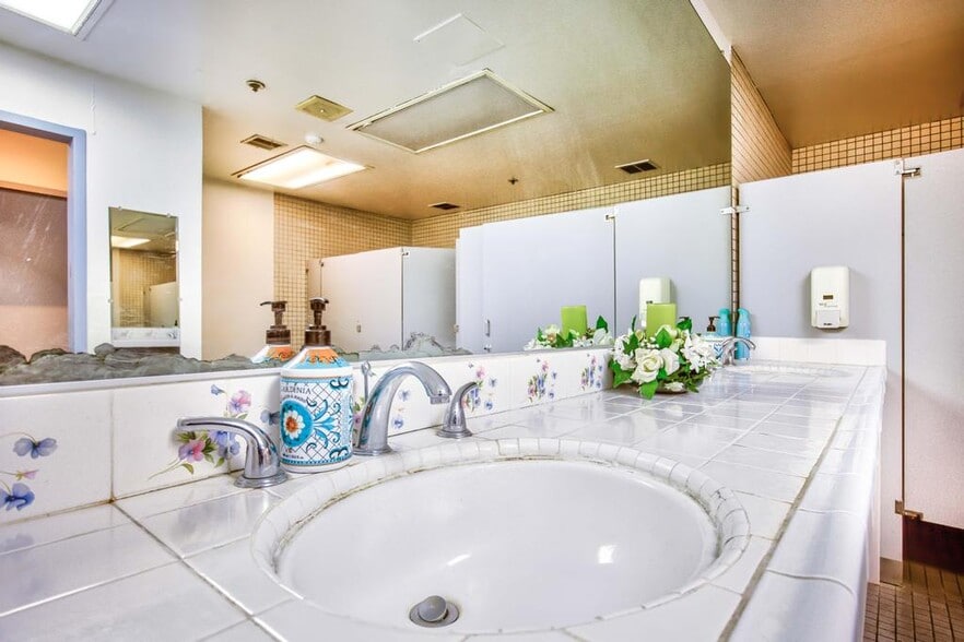 More Photos Of 17002 Prairie Ave, Torrance Research And Development For Sale