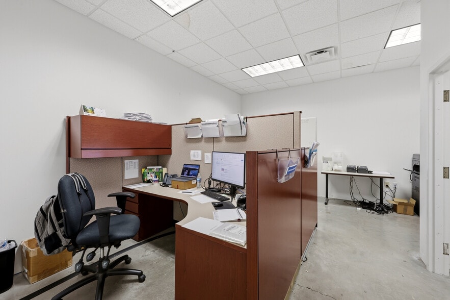 More Photos Of 2380 Fortune Dr, Lexington Light Manufacturing For Lease