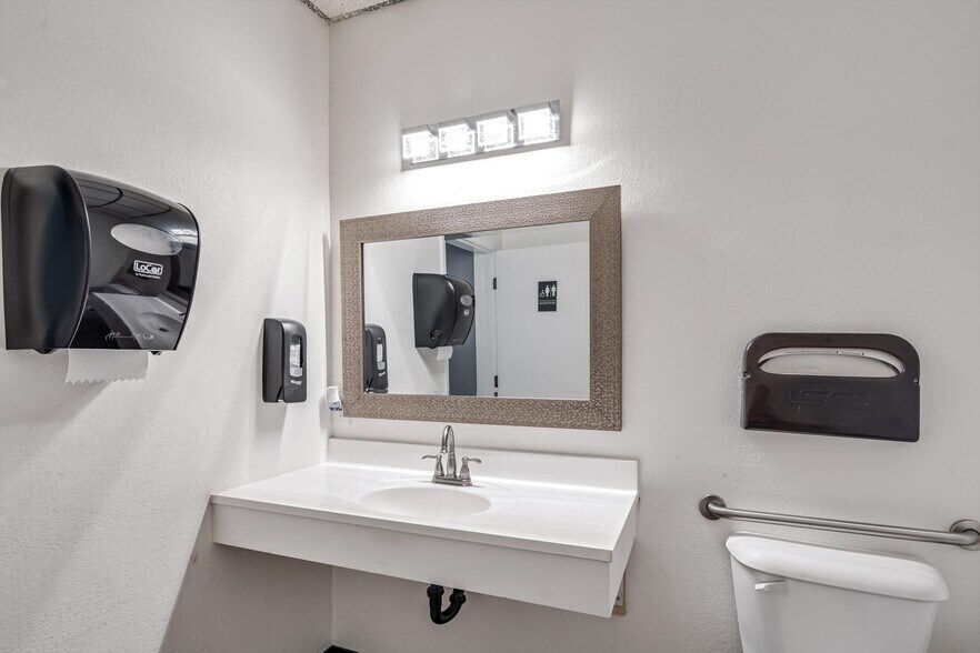 More Photos Of 6640 Redwood Dr, Rohnert Park Office For Sale