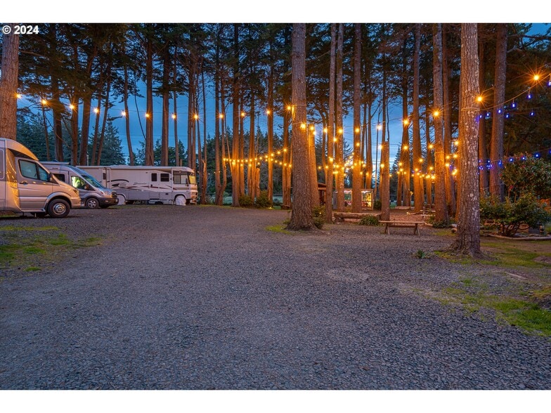 More Photos Of 1175 2nd St SE, Bandon Hotel For Sale