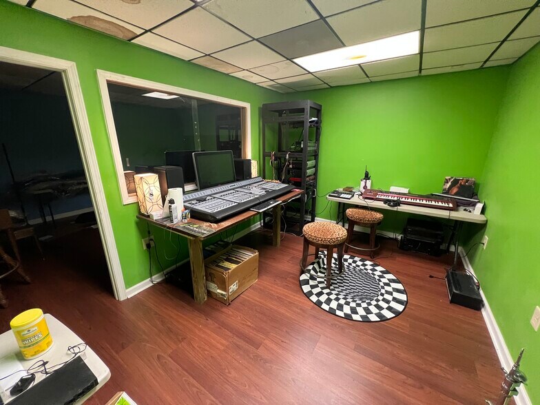 1518 Woodmere Dr, Greensboro, NC 27405 Office For Sale