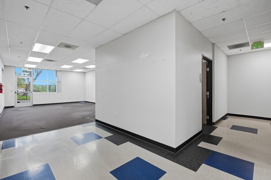 More Photos Of 10637 Scripps Summit Ct, San Diego Warehouse For Lease
