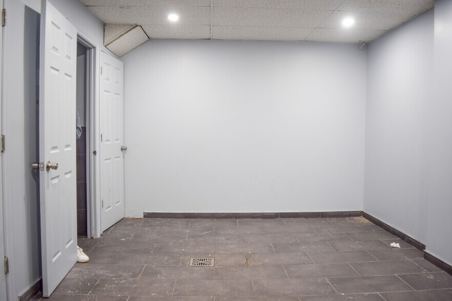More Photos Of 7427-7429 Rue Saint-Hubert, Montréal Storefront For Sale
