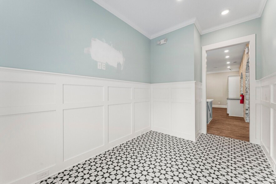 More Photos Of 102 S College St, Hamilton Flex For Sale