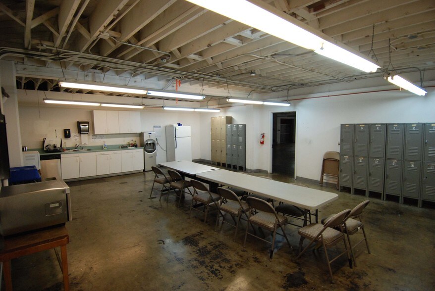 More Photos Of 865-867 Isabella St, Oakland Warehouse For Lease