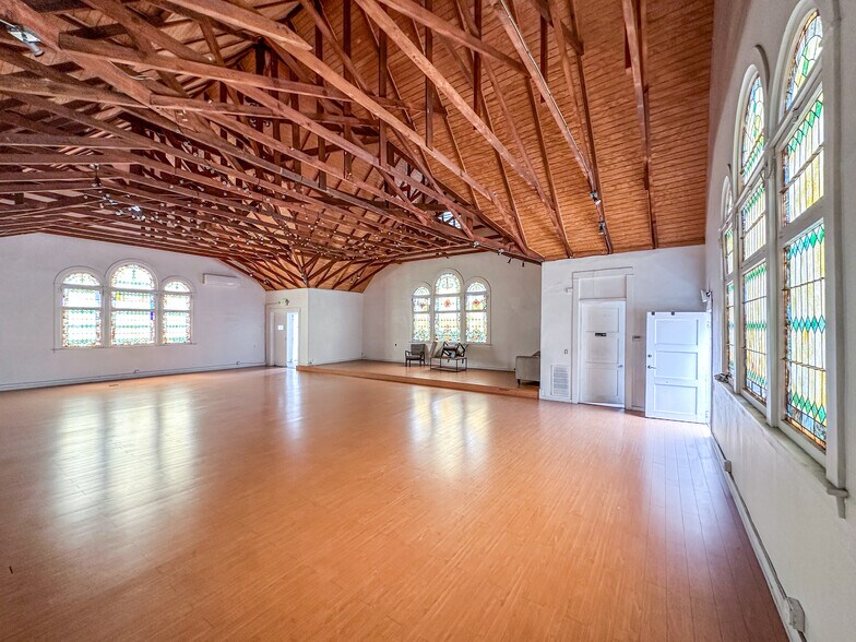 More Photos Of 305 Rose Ave, Venice Religious Facility For Sale