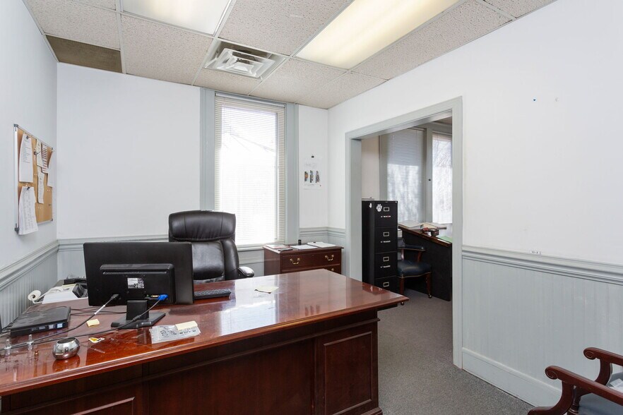 More Photos Of 710 4th St, Shenandoah Warehouse For Sale