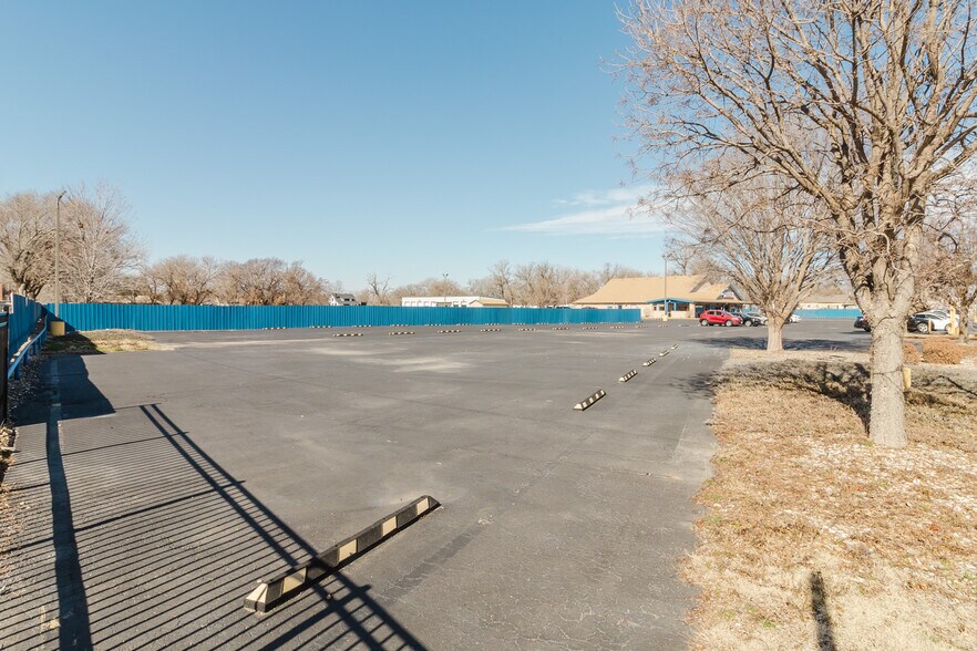 More Photos Of 3101 S Broadway St, Wichita Freestanding For Sale