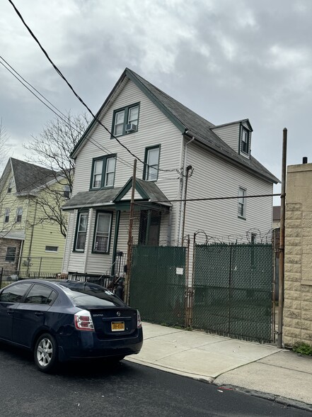 Primary Photo Of 136 Prospect St, Staten Island Apartments For Sale