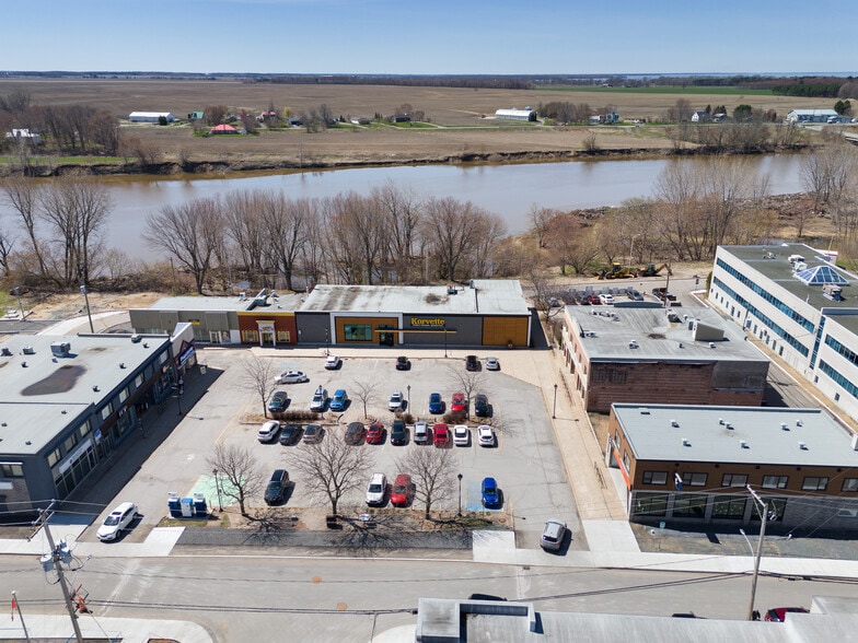 More Photos Of 200 Pl Du 21-Mars, Nicolet Department Store For Sale