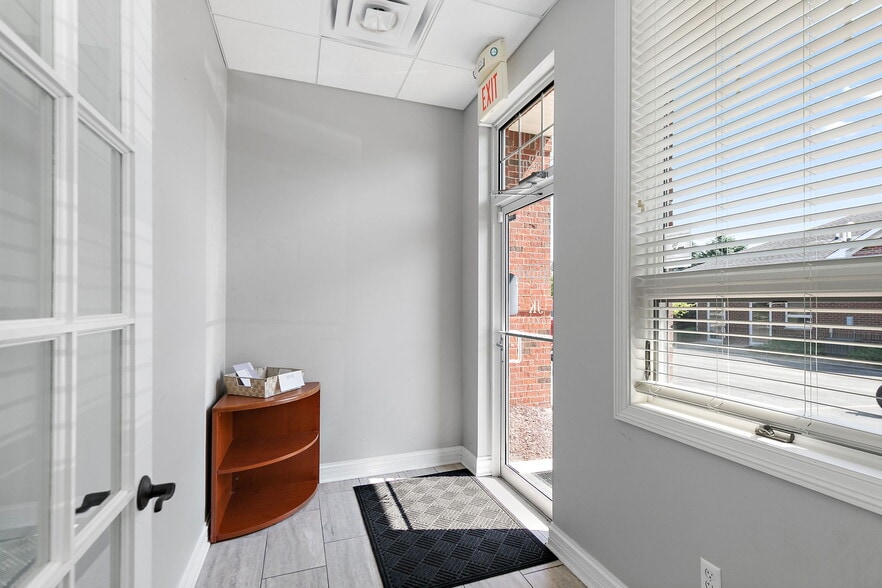 More Photos Of 220 Garden St, Yorkville Office For Sale