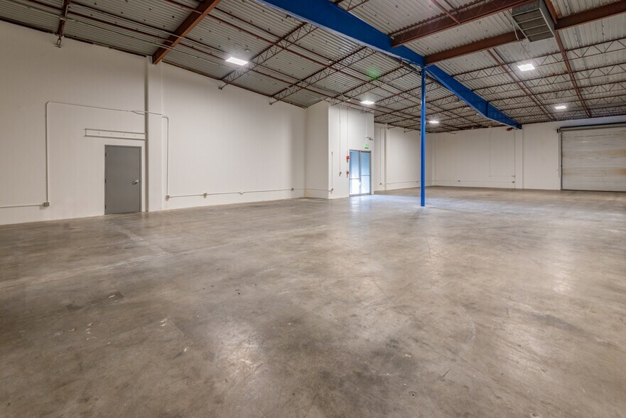 More Photos Of 13020 Yukon Ave, Hawthorne Warehouse For Lease