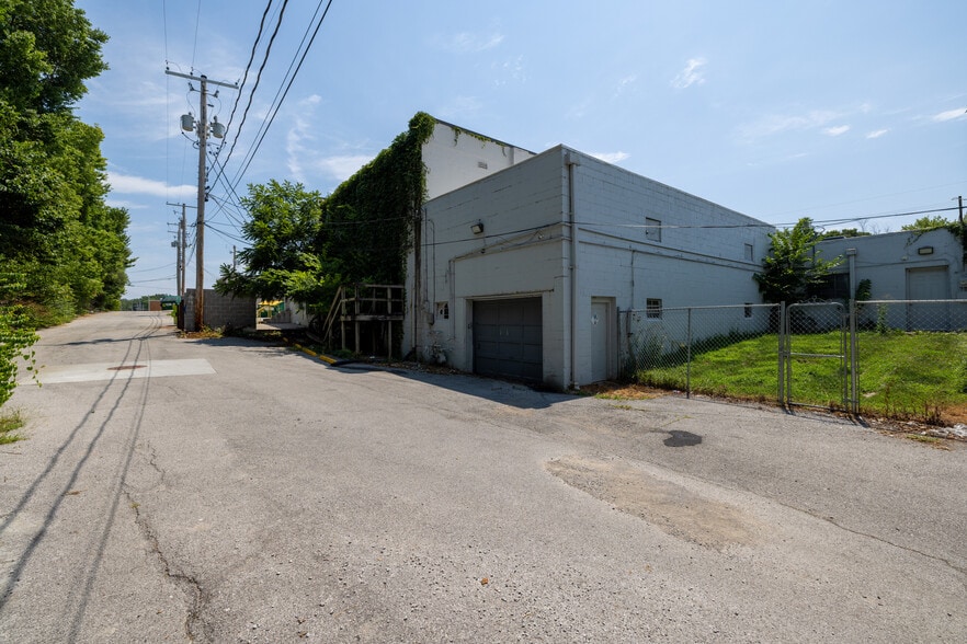 More Photos Of 4706-4722 NE Vivion Rd, Kansas City Storefront For Lease