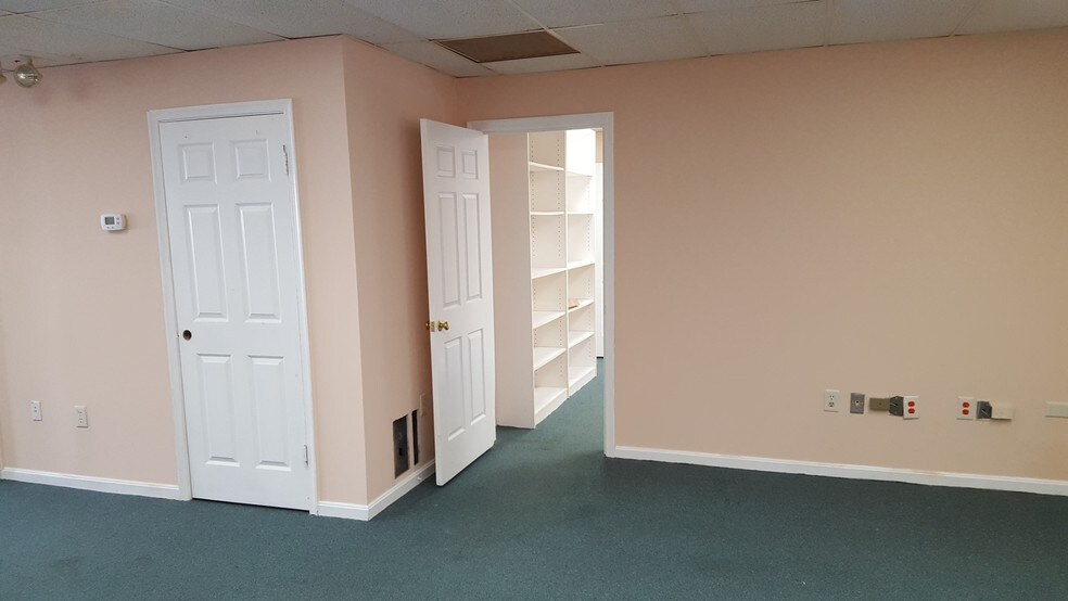 More Photos Of 9520 Marlboro Pike, Upper Marlboro Office For Sale