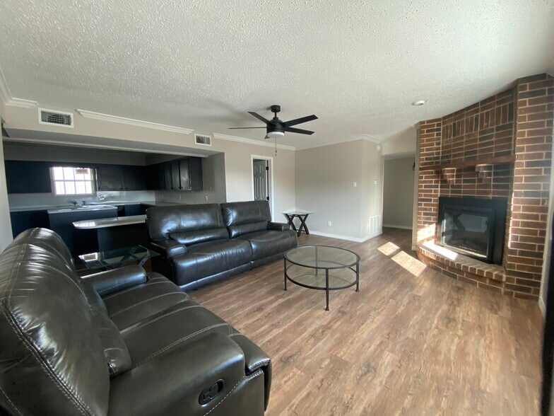 More Photos Of 1173 N Main St, Vidor Office For Lease