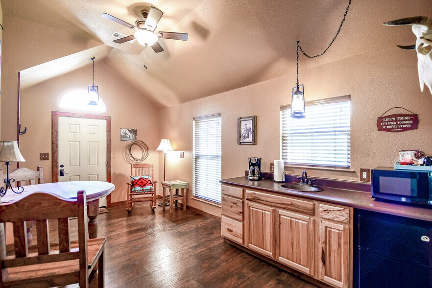 More Photos Of 512 N Travis St, Granbury Hospitality For Sale