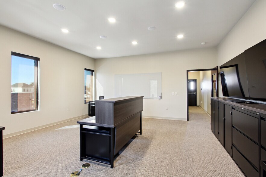 More Photos Of 6050 Pontchartrain Blvd, New Orleans Office For Lease