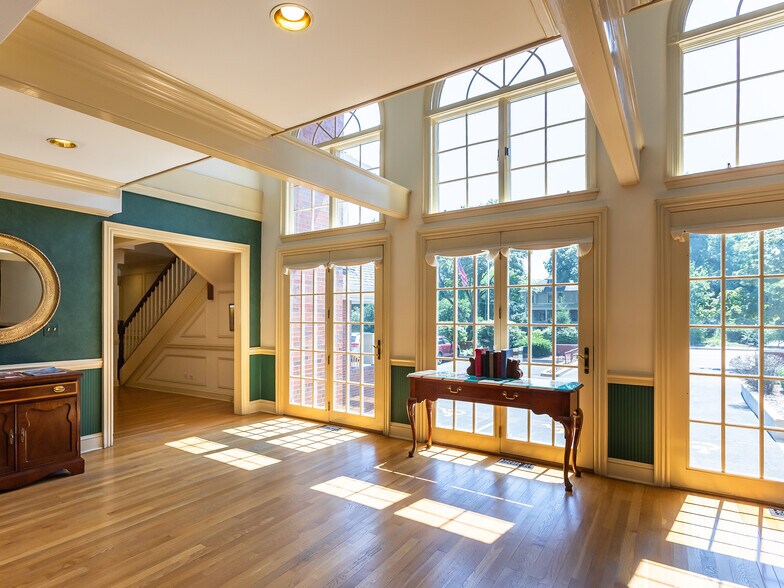 More Photos Of 301 W Roosevelt Rd, Wheaton Office For Lease