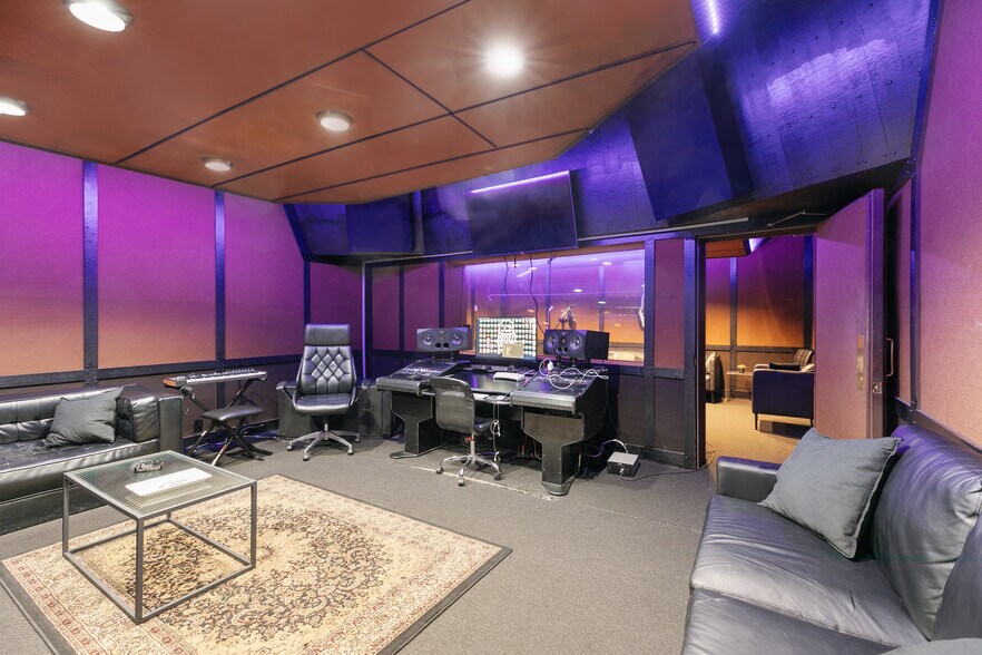 More Photos Of 6900 Melrose Ave, Los Angeles General Retail For Lease