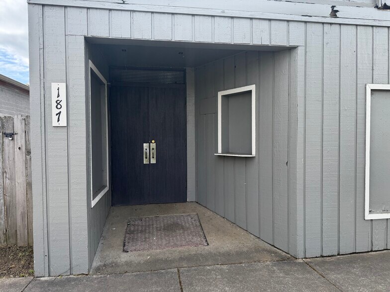 More Photos Of 187 W Oregon Ave, Creswell Flex For Sale