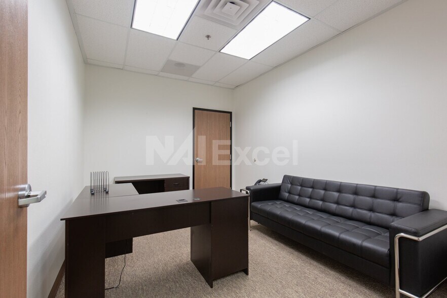 More Photos Of 1710 Whitney Mesa Dr, Henderson Warehouse For Lease