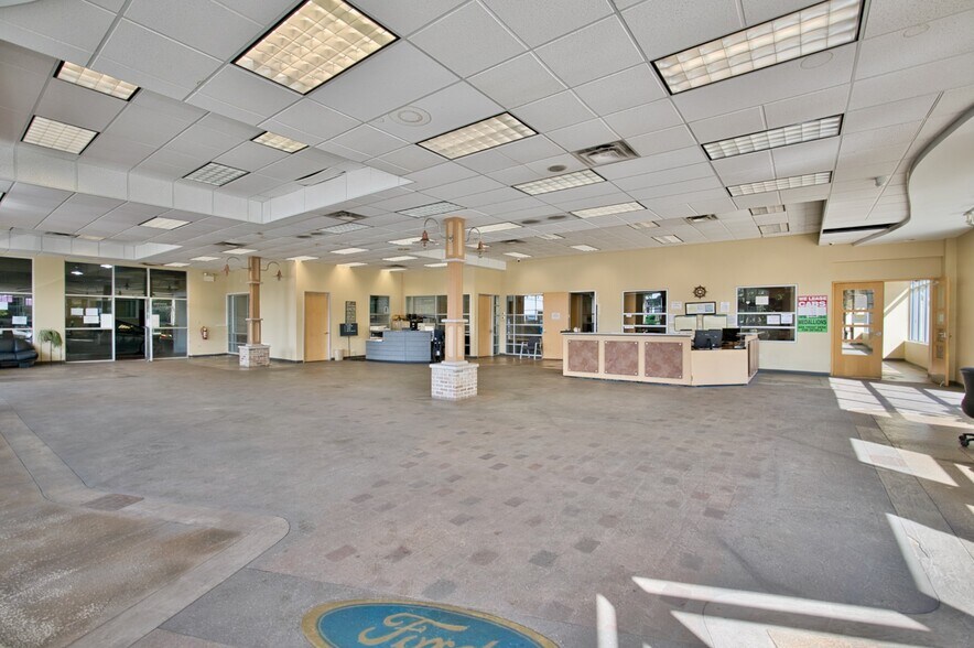 More Photos Of 6500 N Western Ave, Chicago General Retail For Sale