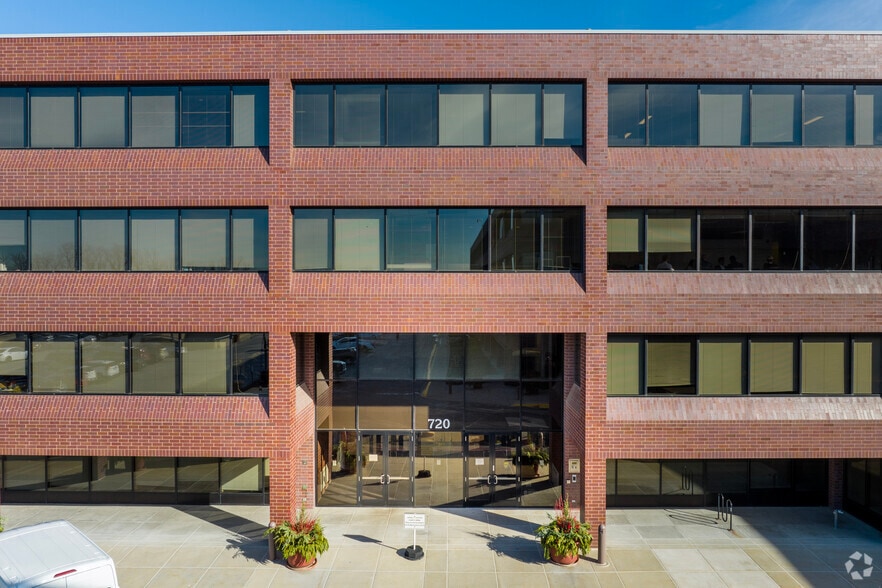 More Photos Of 720 E Butterfield Rd, Lombard Business Park For Lease