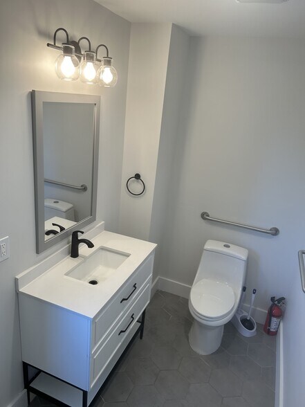 More Photos Of 721 N Wood Ave, Linden Office Residential For Lease