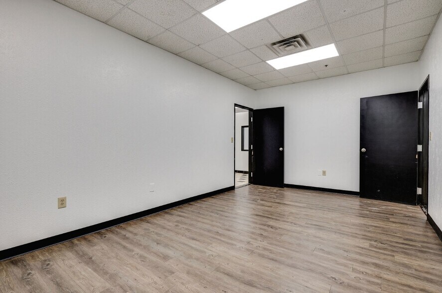 More Photos Of 740 Regal Row, Dallas Warehouse For Lease