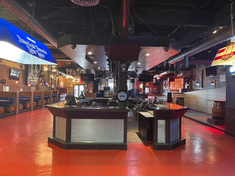 More Photos Of 117 N Mosley St, Wichita Bar For Lease