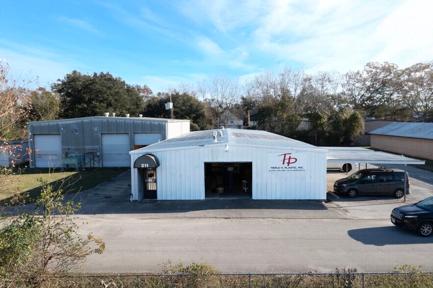 Primary Photo Of 211 Carrell St, Tomball Industrial For Lease