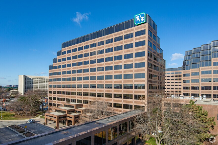 More Photos Of 6111 N River Rd, Rosemont Office For Sale