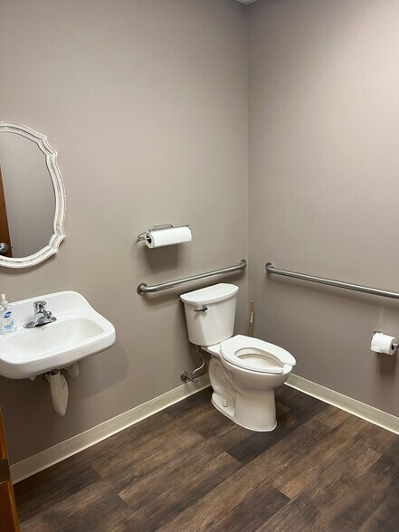 More Photos Of 8514-8518 N Dixie Dr, Dayton Medical For Lease