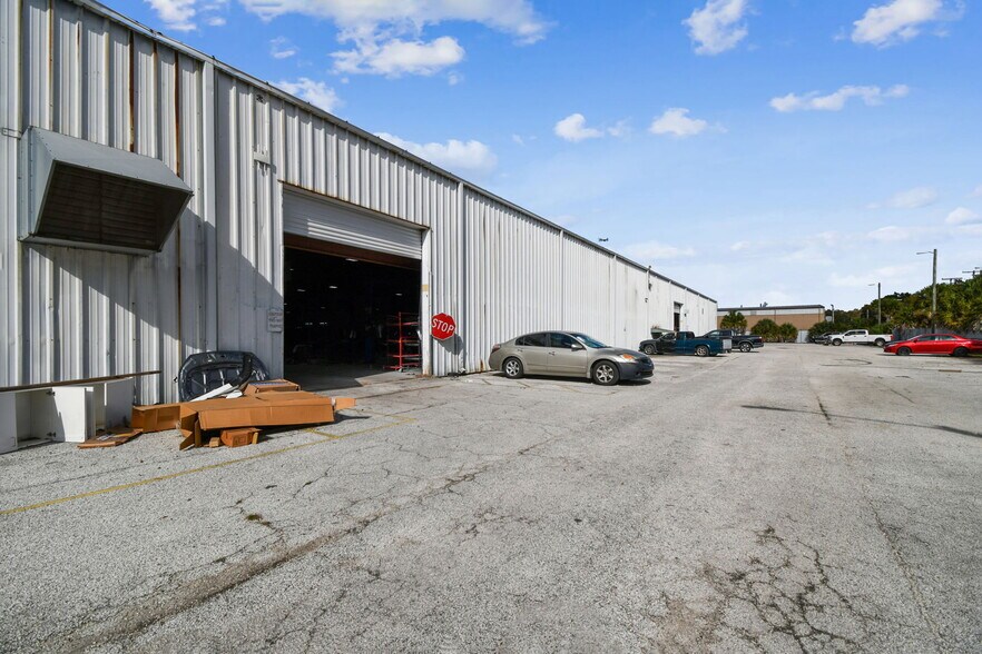 More Photos Of 4811 W Sligh Ave, Tampa Warehouse For Lease