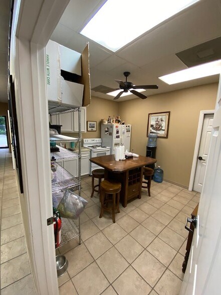 More Photos Of 8825 Eastex Fwy, Beaumont Warehouse For Lease