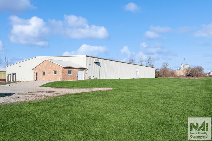 More Photos Of 1613 W 1st St, Vinton Warehouse For Lease