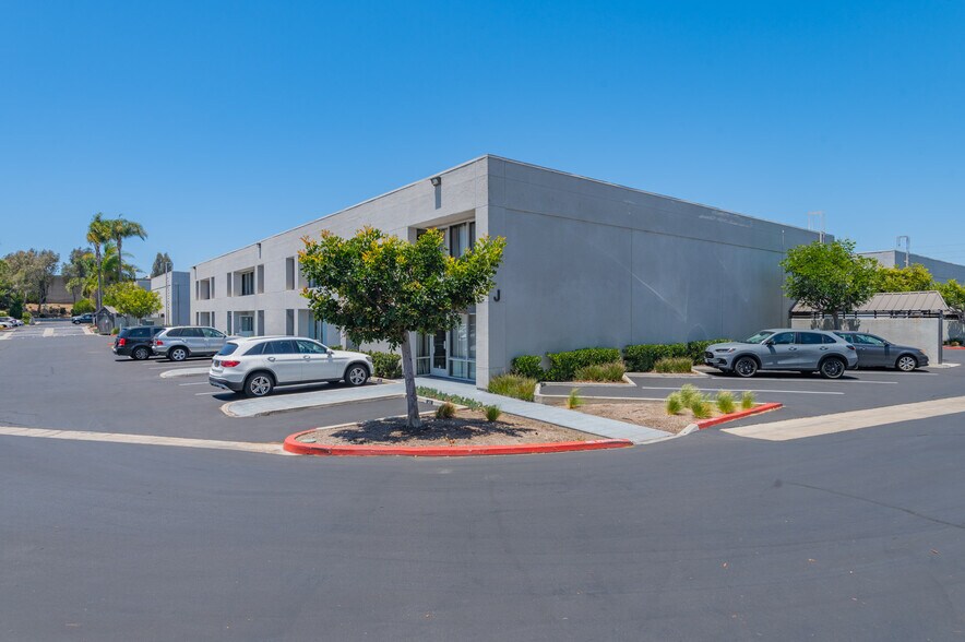 More Photos Of 711 W 17th St, Costa Mesa Light Manufacturing For Lease