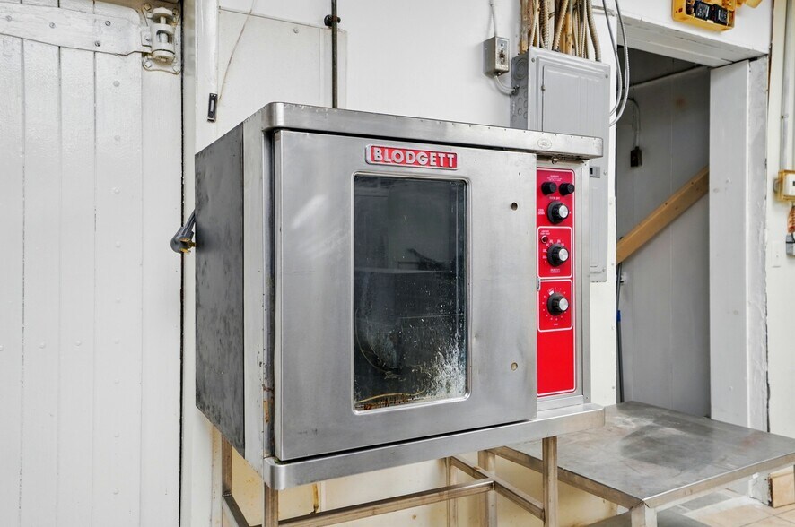 More Photos Of 2336 Northmoor Dr, Springfield Freestanding For Sale